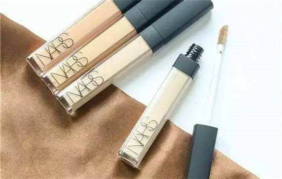 必一运动：
男生如何正确使用遮瑕 面部遮瑕膏怎么用(图6)