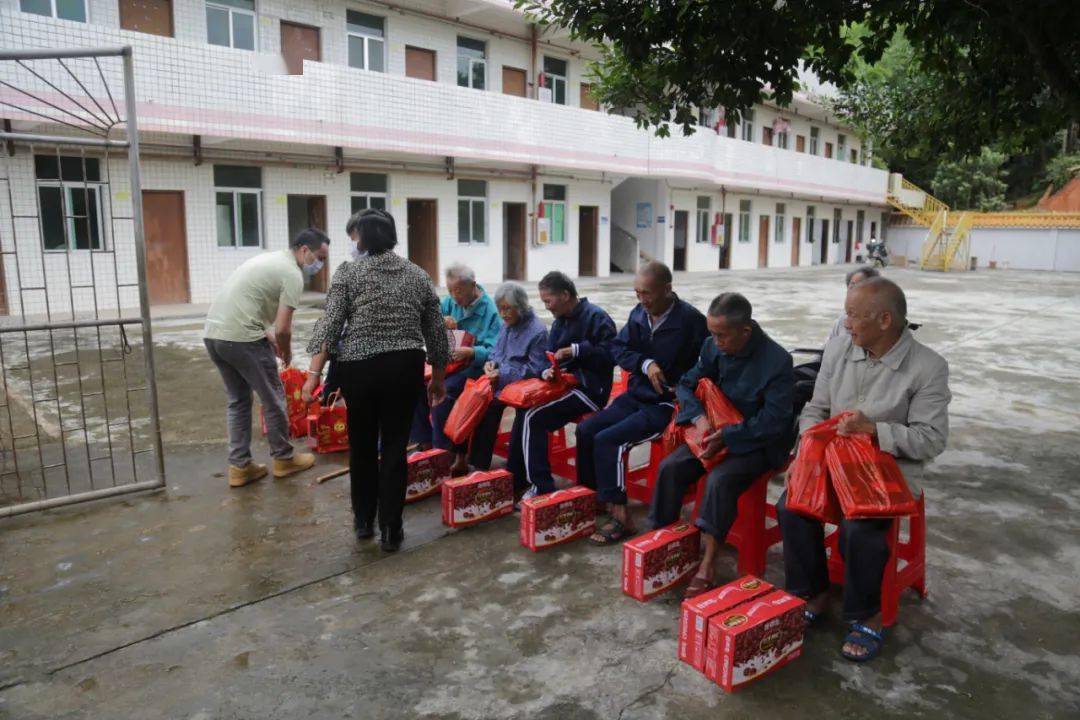 
车田爱心人士对敬老院举行慰问 温暖老人心_bsports必一体育(图10)