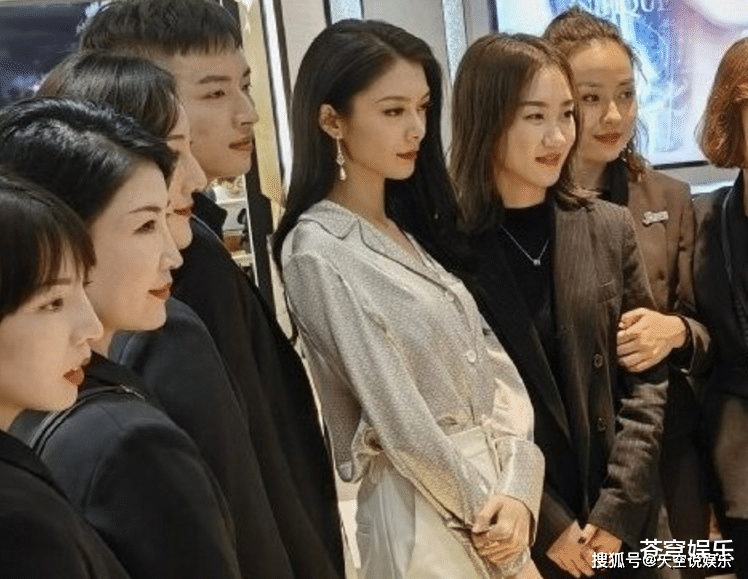 必一运动：
傅菁现身运动生图流出 路人镜头下气质好绝 小说女霸总有脸了！(图6)