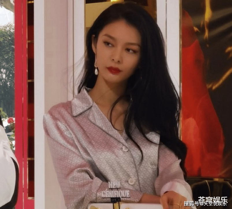 必一运动：
傅菁现身运动生图流出 路人镜头下气质好绝 小说女霸总有脸了！(图12)